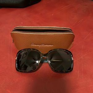 Women’s Tommy Bahama sunglasses with case